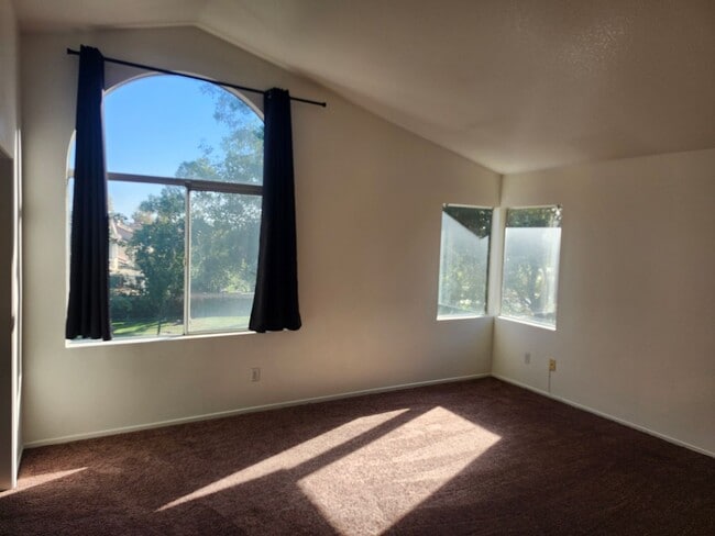 Building Photo - Spacious 4-Bedroom Home in a Prime Location