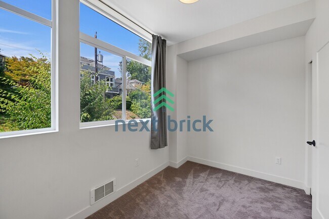 Building Photo - "Charming 3-Bedroom Townhouse Oasis in Heart of Seattle – Spacious 1460 Sq Ft with 2 Full Baths!"