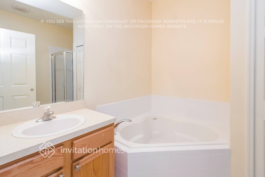 Building Photo - 16725 Rolling Green Dr
