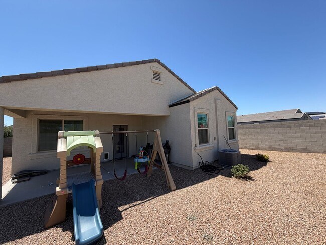 Building Photo - Upgraded and Spacious 4 Bed/2 Bath in Buckeye