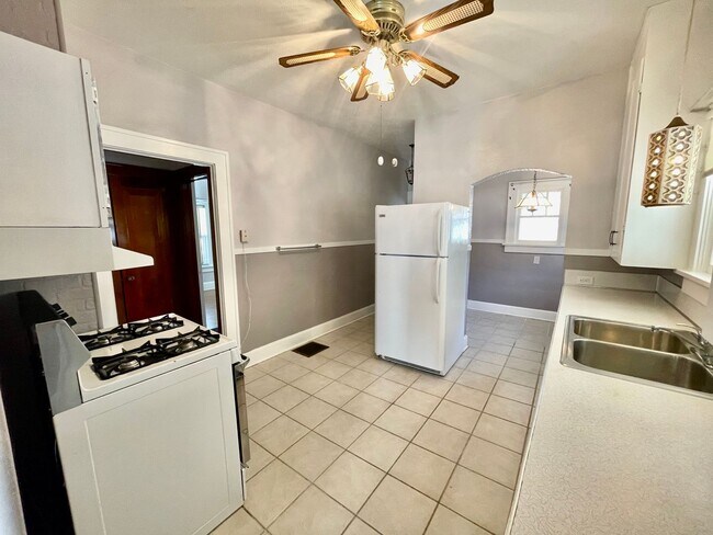 Building Photo - Charming 2-Bedroom Home with Hardwood Floors & Private Driveway!