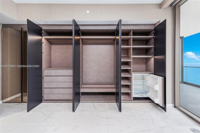 Building Photo - 18975 Collins Ave