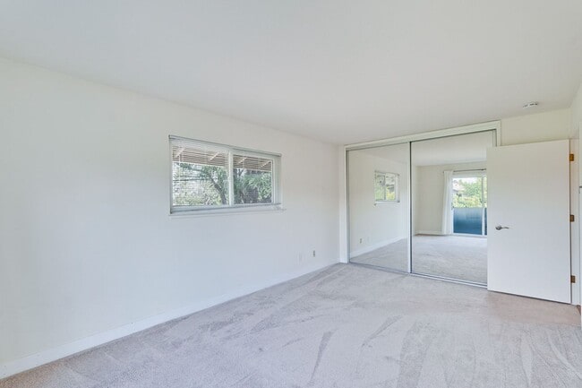 Building Photo - Top floor 2 Bed 2 Bath Condo in Los Altos!