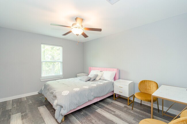 Building Photo - 618 Maple Way St