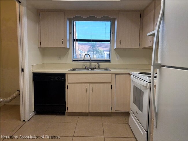 Building Photo - 4817 Vilabella Dr