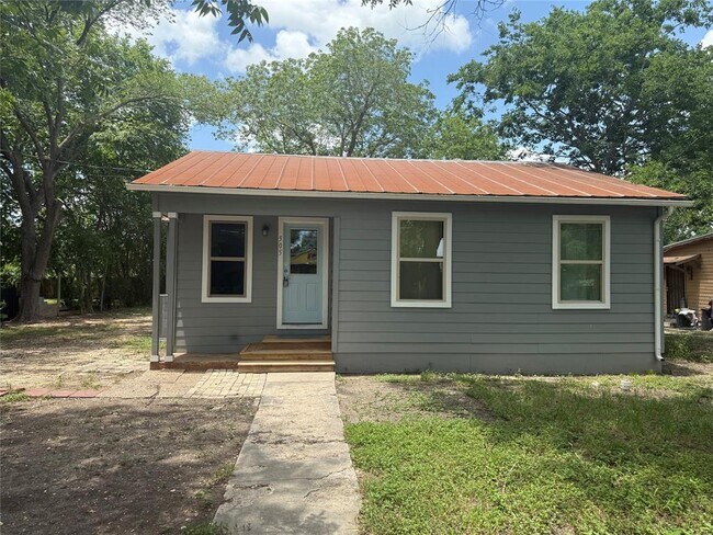 Primary Photo - 505 Ruddy St