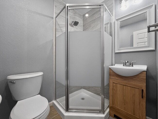 Building Photo - 409 W 18th St