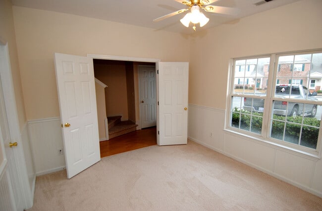 Building Photo - HEATHFIELD HALL- 3BD/2BA Townhome