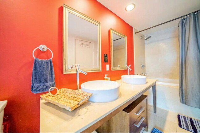 Building Photo - 485 Brickell Ave