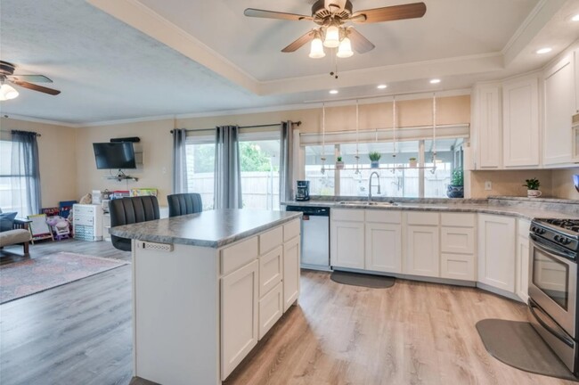 Building Photo - 3614 Pinoak Dr