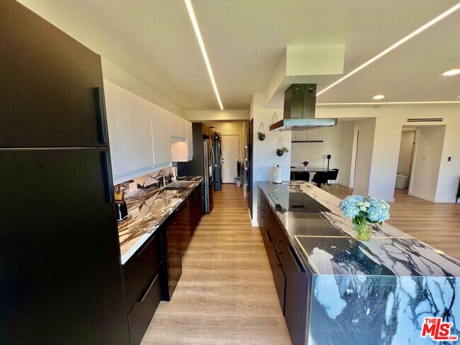 Building Photo - 838 N Doheny Dr