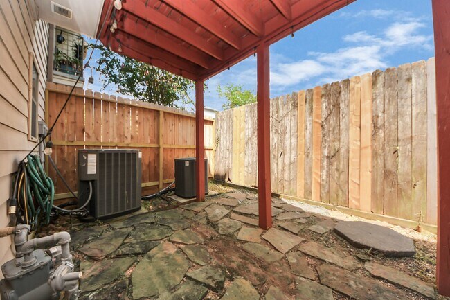 Building Photo - 584 Bomar St