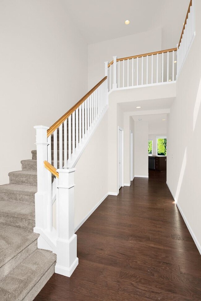 Building Photo - Gorgeous 4 Bedroom Lynnwood Home ready for December move-in!