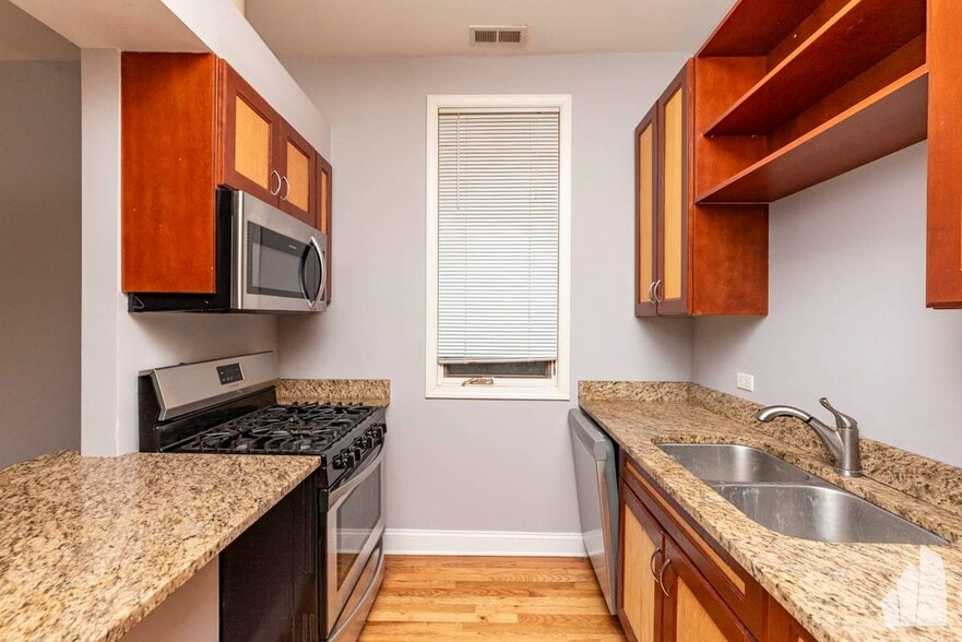 Building Photo - 1133 W Addison St