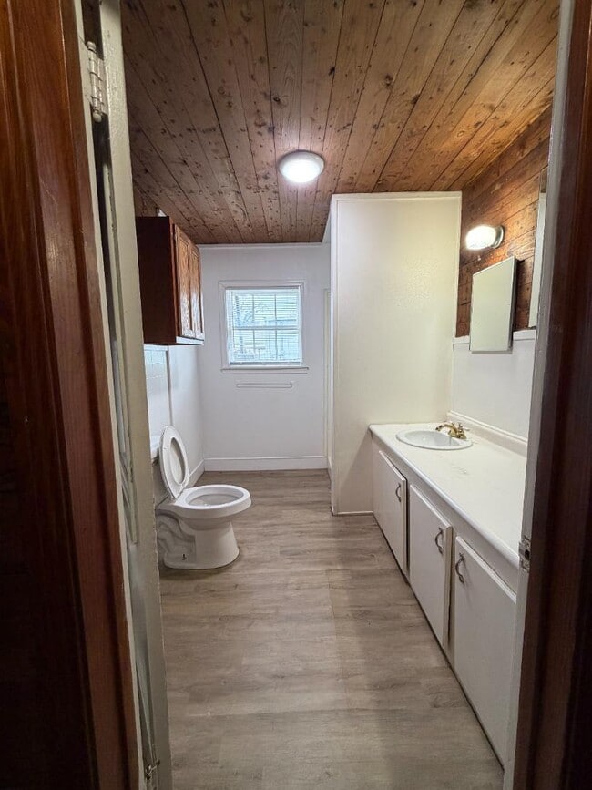 Building Photo - 2021 Center Rd