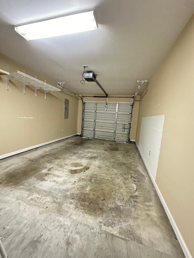 Single car garage - 521 N French Quarter Dr