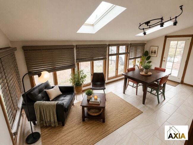 Building Photo - 5BD/3BA in Martin Acres w/a Backyard Oasis!