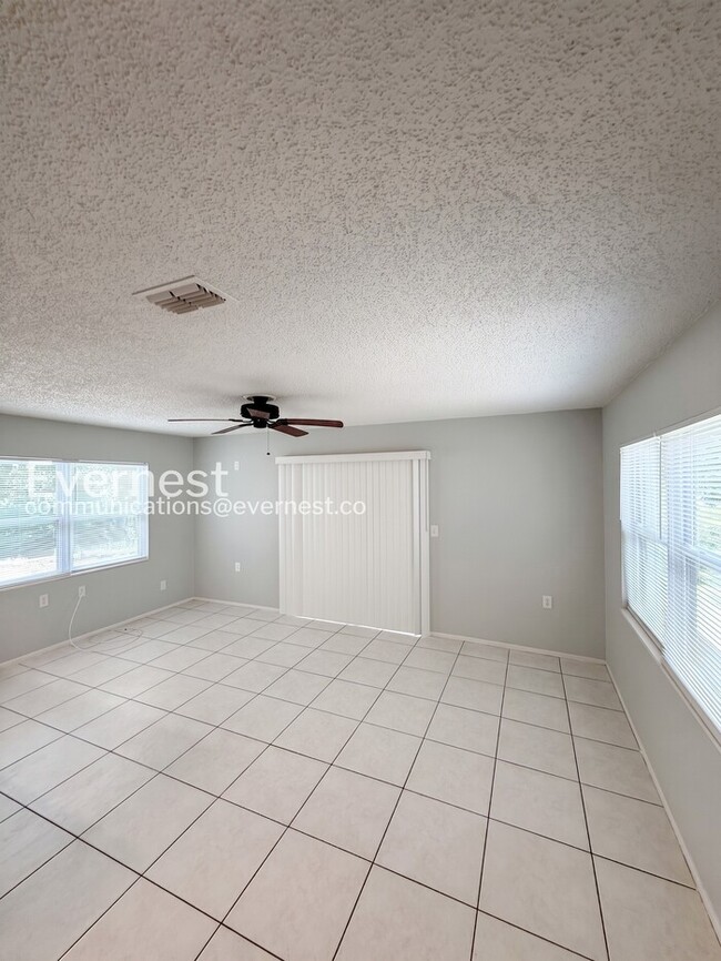 Building Photo - 3 Bed, 2 Bath Home with Spacious Yard and Attached Garage for Rent / Available Soon!