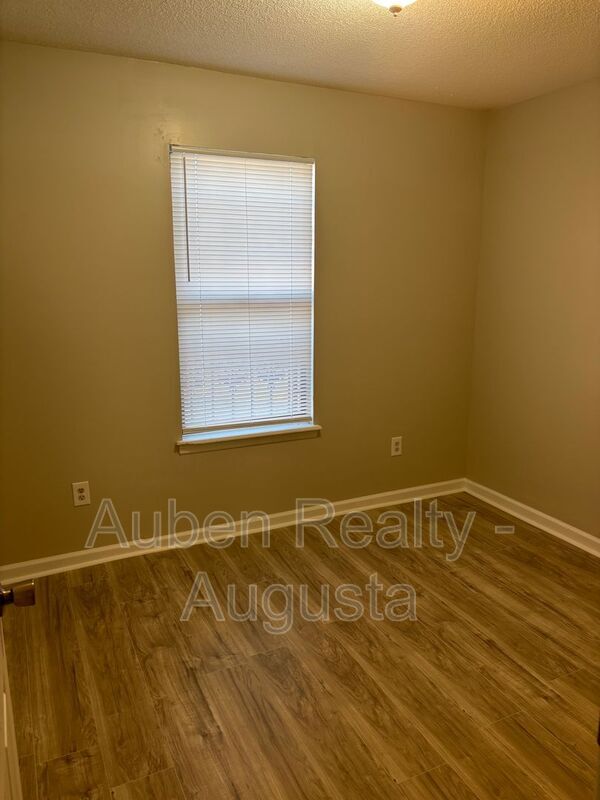 Building Photo - 2930 Dahlia Dr