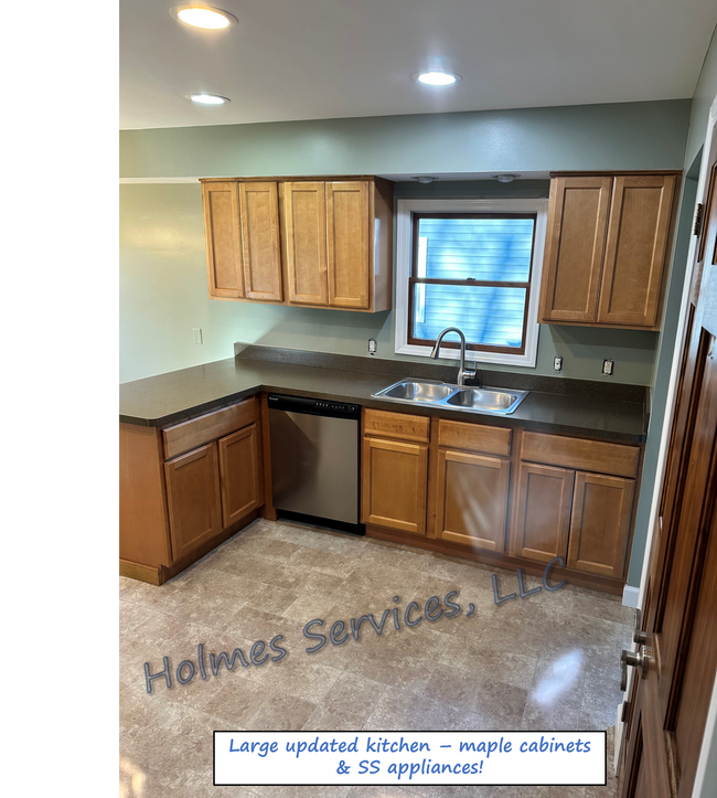 Updated kitchen with lots of storage - 619 S Gainsborough Ave