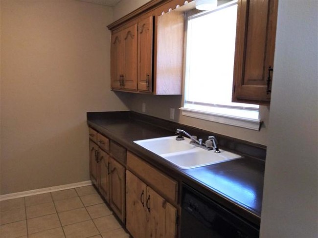 Building Photo - Lovely Duplex in Moore, OK