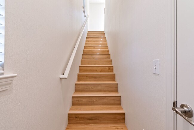 Building Photo - 2 Bedroom 1.5 Bath townhouse with private ...