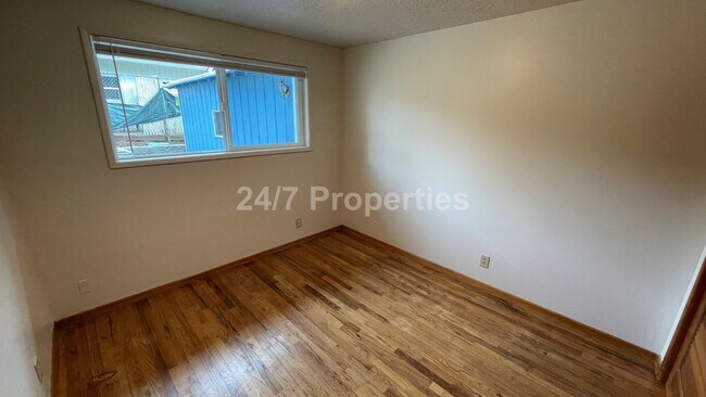 Building Photo - Beautiful 4 BD | 2 BA Corner Lot Home - Mi...