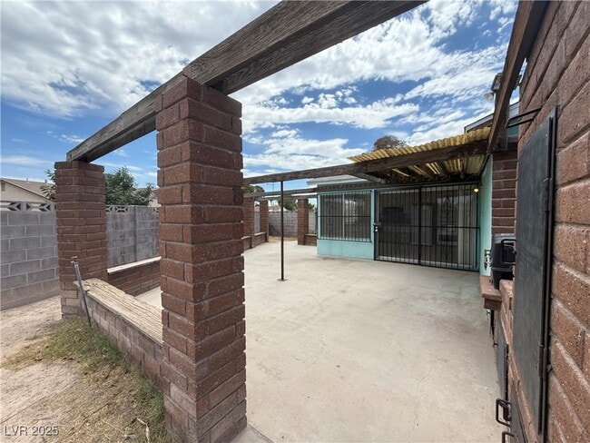 Building Photo - 2206 Sunnyslope Ave
