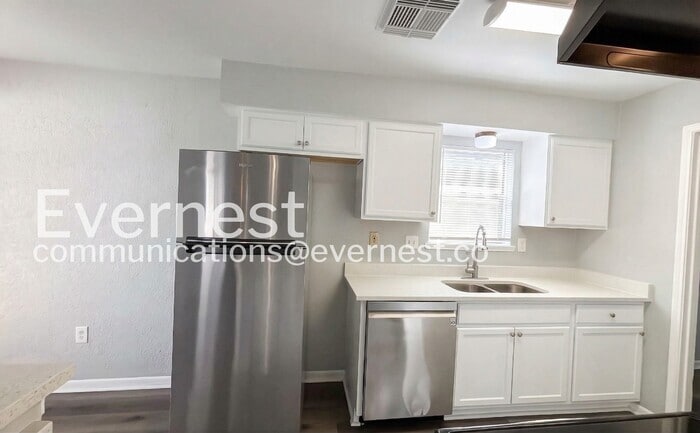 Building Photo - 6654 Laughlin Dr