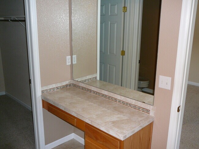 Building Photo - Fabulous Townhome Near Cherry Creek State ...