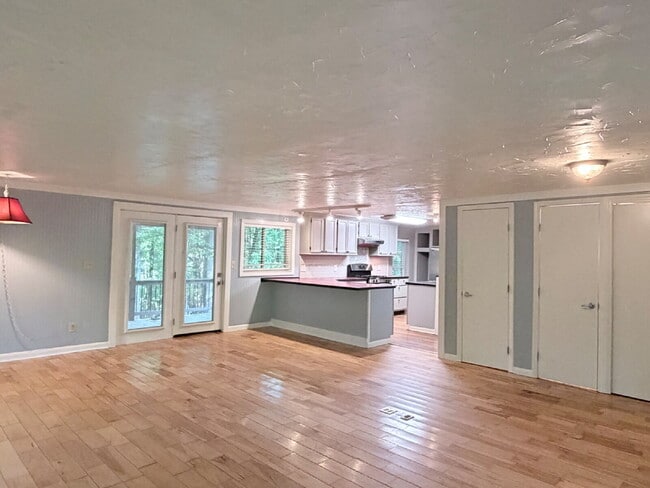 Building Photo - Live Surrounded by Nature | 3 Bedroom Home on 23 Private Acres in Saluda
