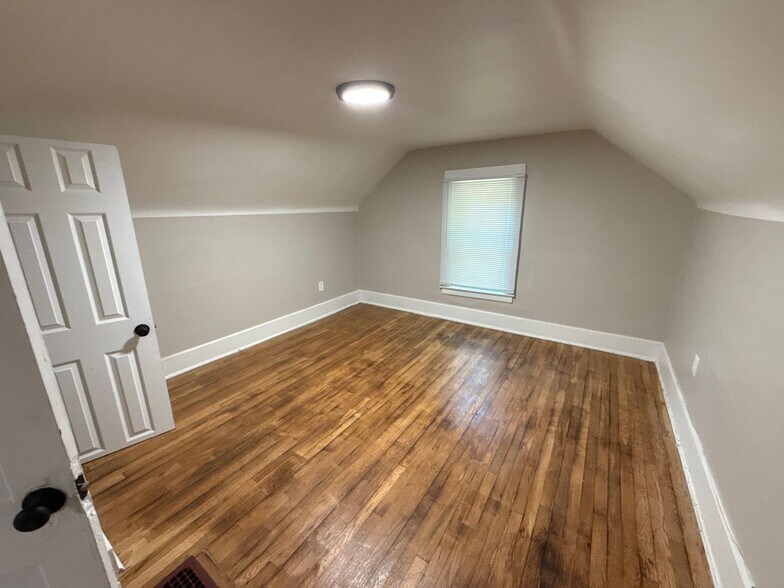 Building Photo - This beautifully updated 3-bedroom, 1-bath...