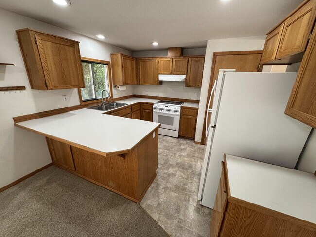 Building Photo - Ranch-Style, Milwaukie Home, Large Fenced Yard, Boat or Toy Storage, Gardeners Welcome