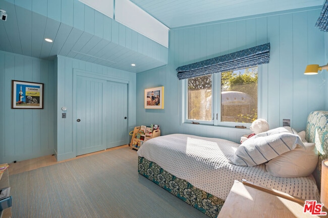 Building Photo - 7038 Dume Dr