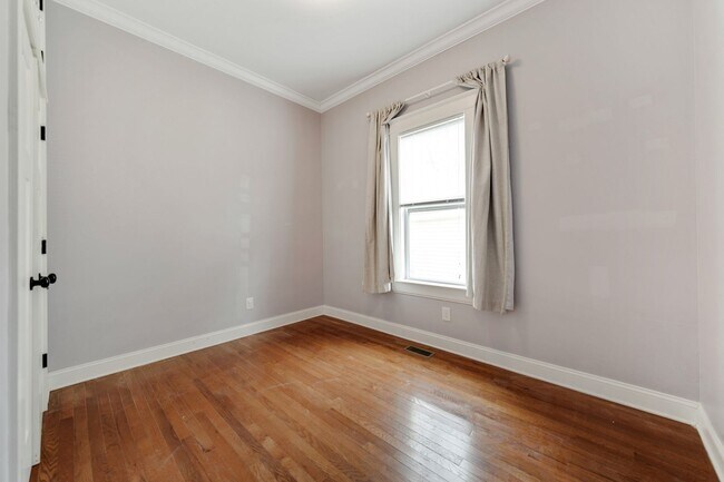 Building Photo - Beautiful 3Bed/2Bath home with Unique Features and Fenced Backyard!