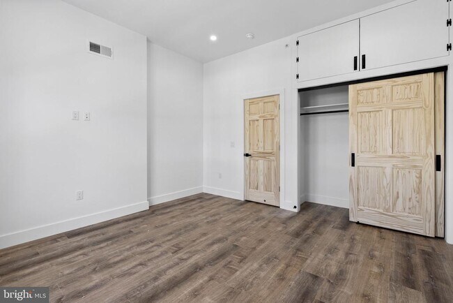 Building Photo - 458 W Earlham Ter