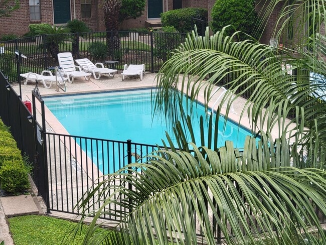 Building Photo - Medical Center Living at Its Best – Poolsi...