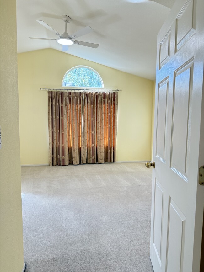 Building Photo - 1032 Feather Cir