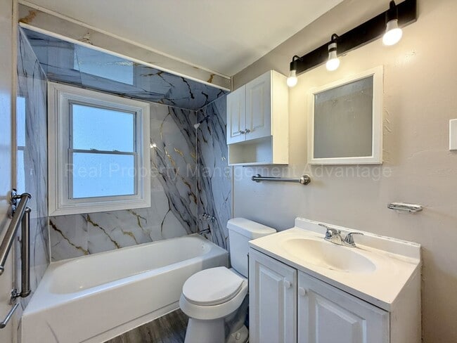 Building Photo - Newly Updated 2 Bed Ranch with Private Backyard