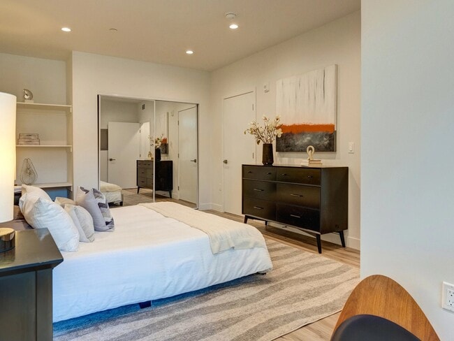 Building Photo - 338 Mariposa Ave