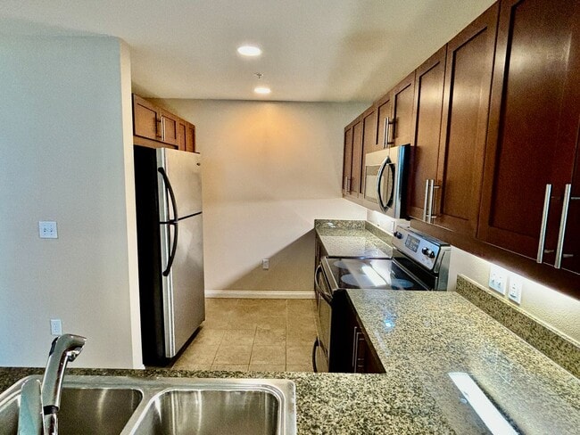 Building Photo - Beautiful Condo Adjacent to Petco Park - P...