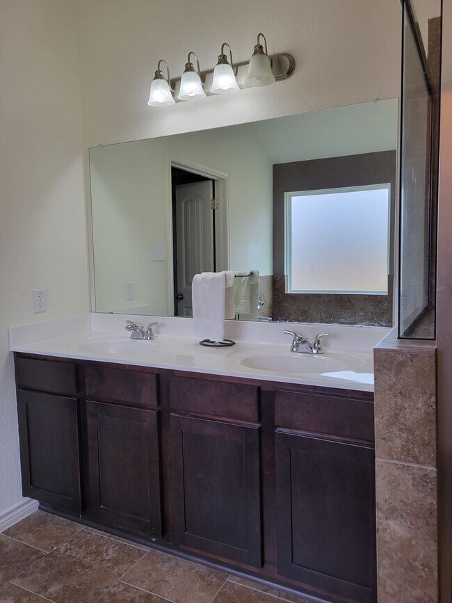 Building Photo - Open floor plan & small pets allowed! 3BD/...