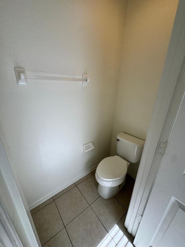 Building Photo - Fabulous 3/2.5 Townhouse located in The Vistas at Stonebridge Commons