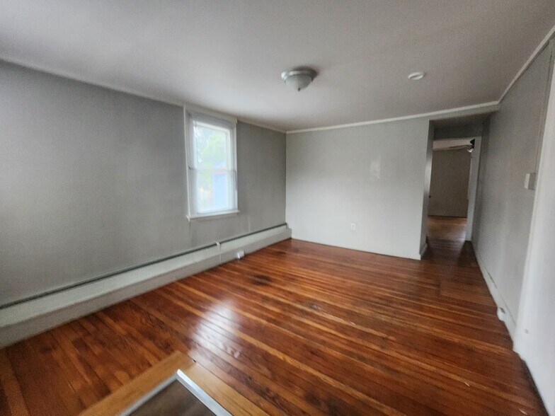 Building Photo - 300 W Elm St