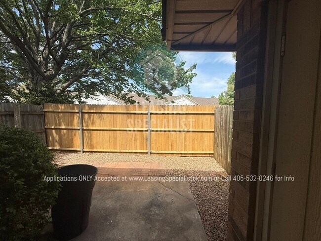 Building Photo - West Norman 2 Bed 1.5 Bath Townhouse Available for Your Immediate Move!