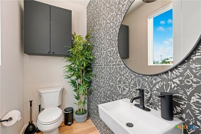 Building Photo - 1208 N Academy Ave