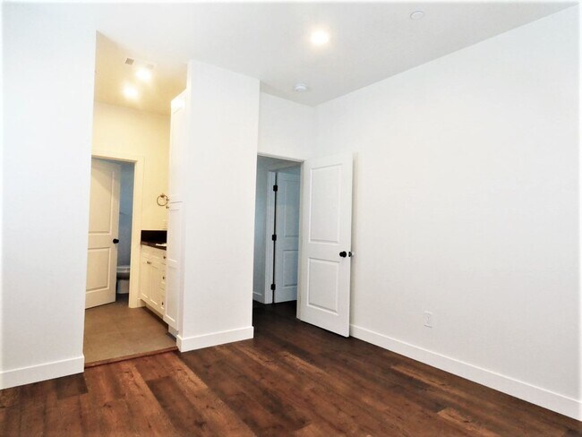 Building Photo - CY5385