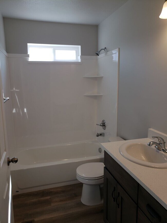 Building Photo - Spacious Springville Townhome