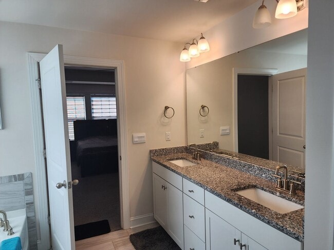Building Photo - Like New Single Family Home minutes from B...