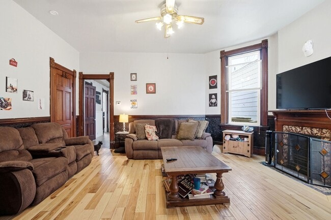 Building Photo - 7 bed/2 bath on Rohs St., Mins. from UC for Only $600/pp ($4,200/mo)!